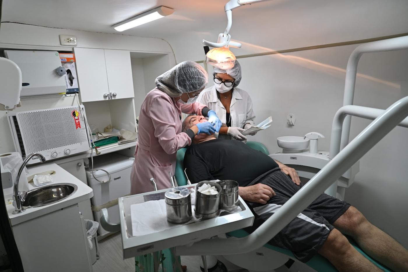 Tratamento odontológico na van da Secretaria de Saúde. #Paratodosverem.