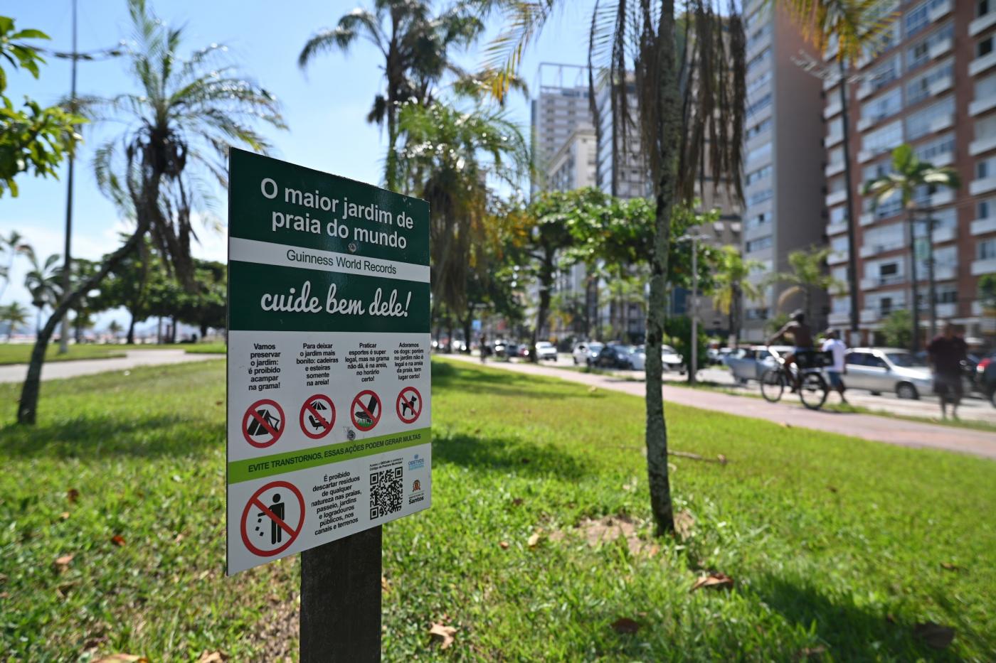 placa informativa sobre o gramado do jardim da orla. #paratodosverem