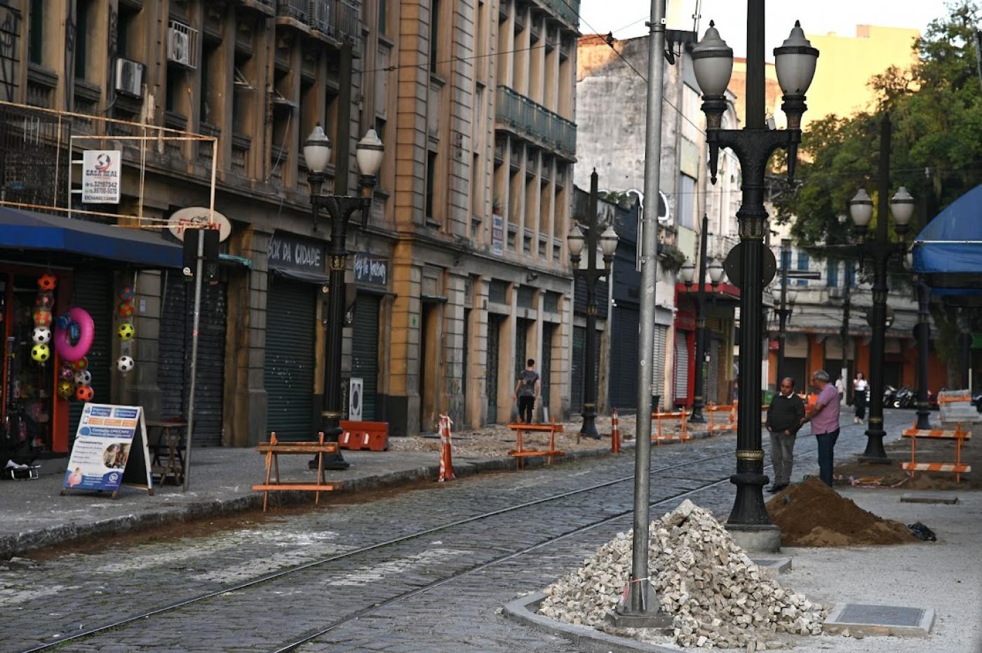 trecho da rua com cavaletes indicando a obra #paratodosverem 