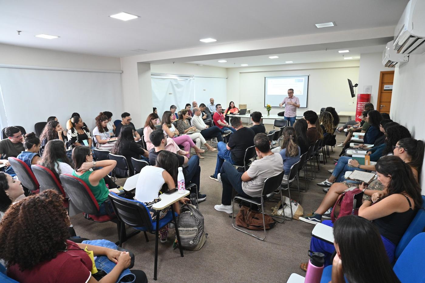 Residentes em psiquiatria em reunião. #Paratodosverem