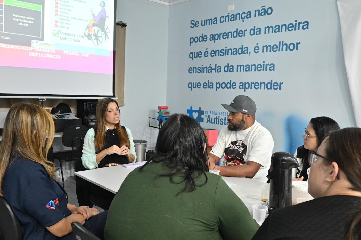Reunião na Casa do Autista de Santos. #Paratodosverem