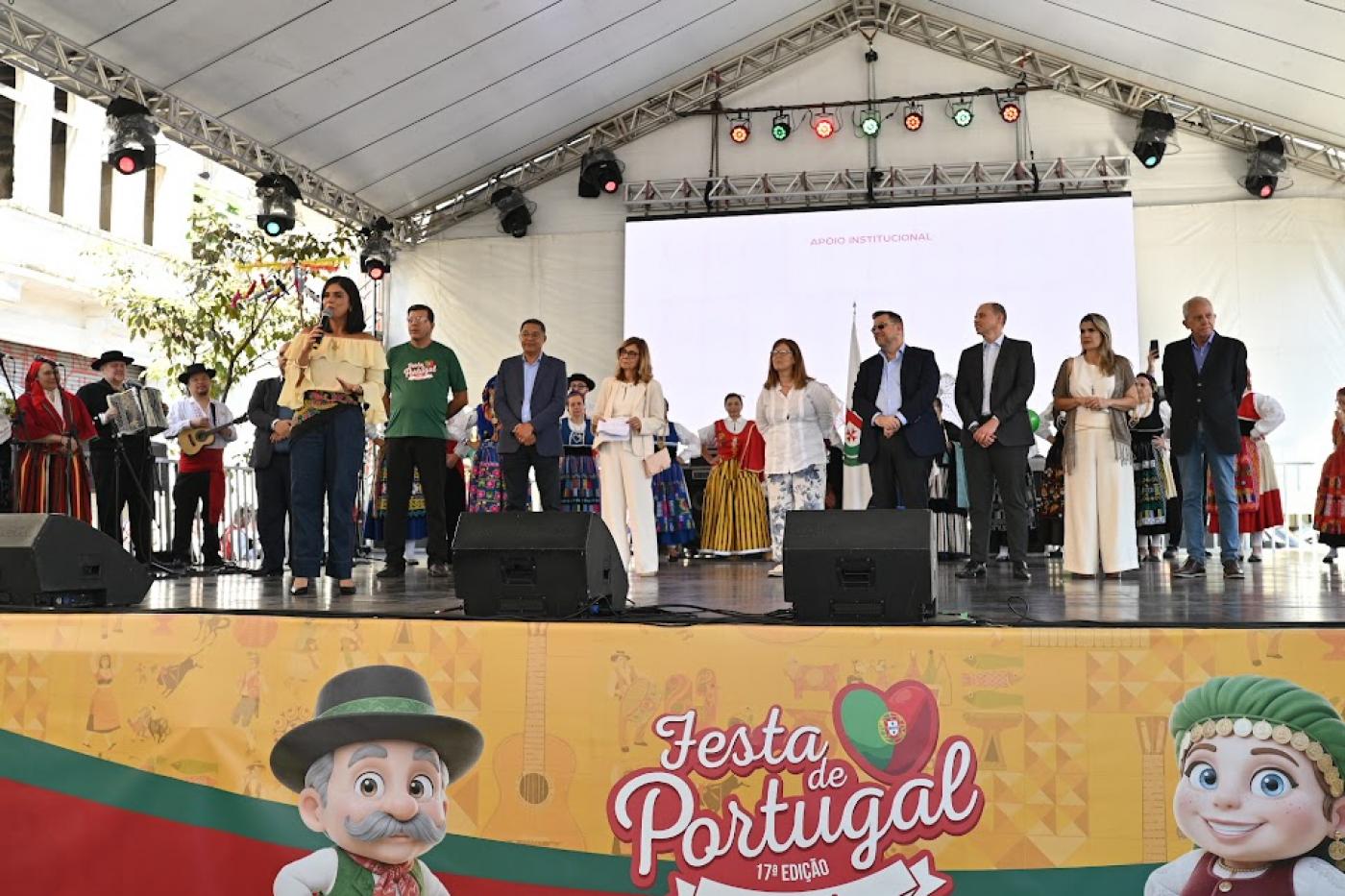 pessoas em um palco #paratodosverem