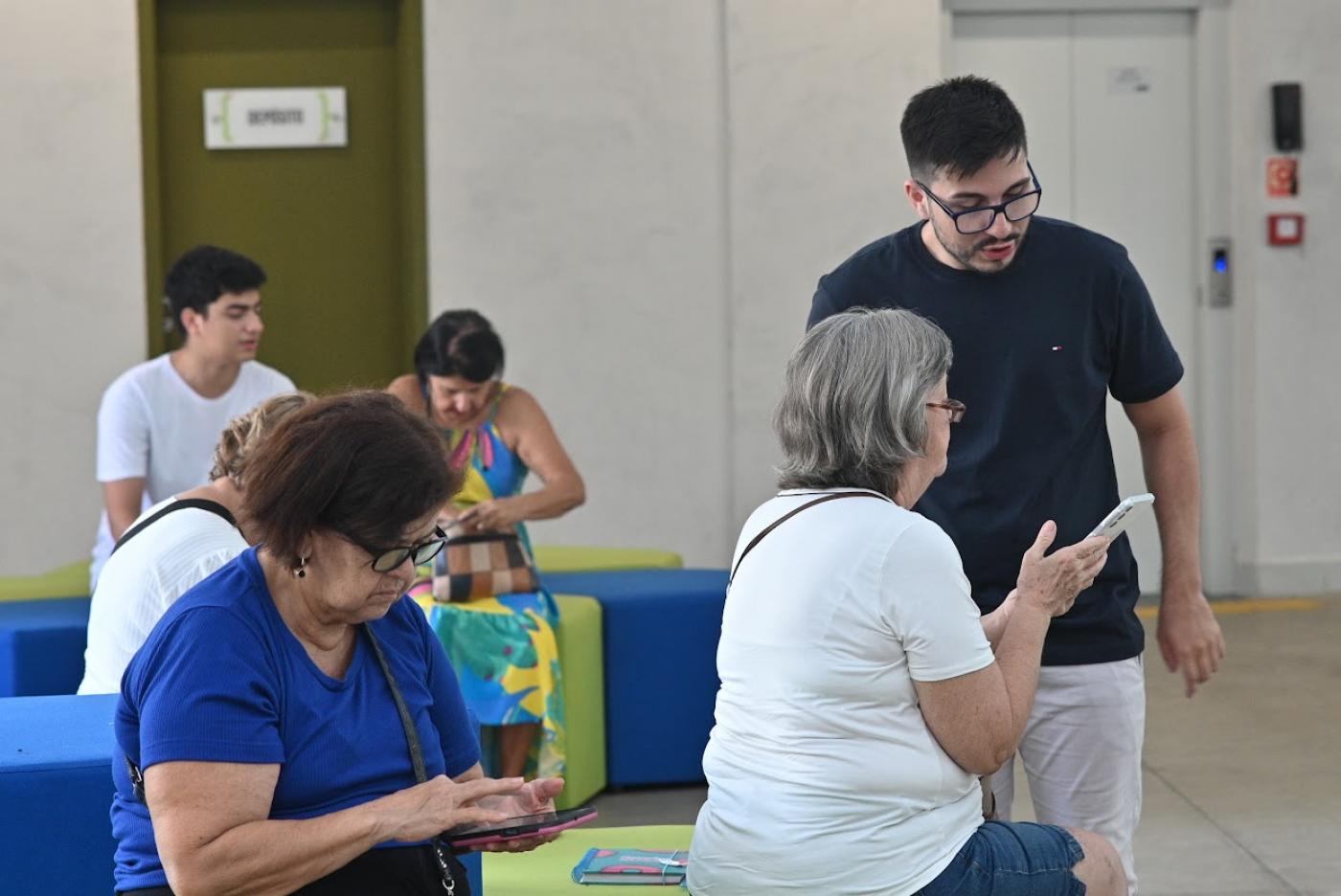 rapaz ensina idosos a usar celular #paratodosverem 