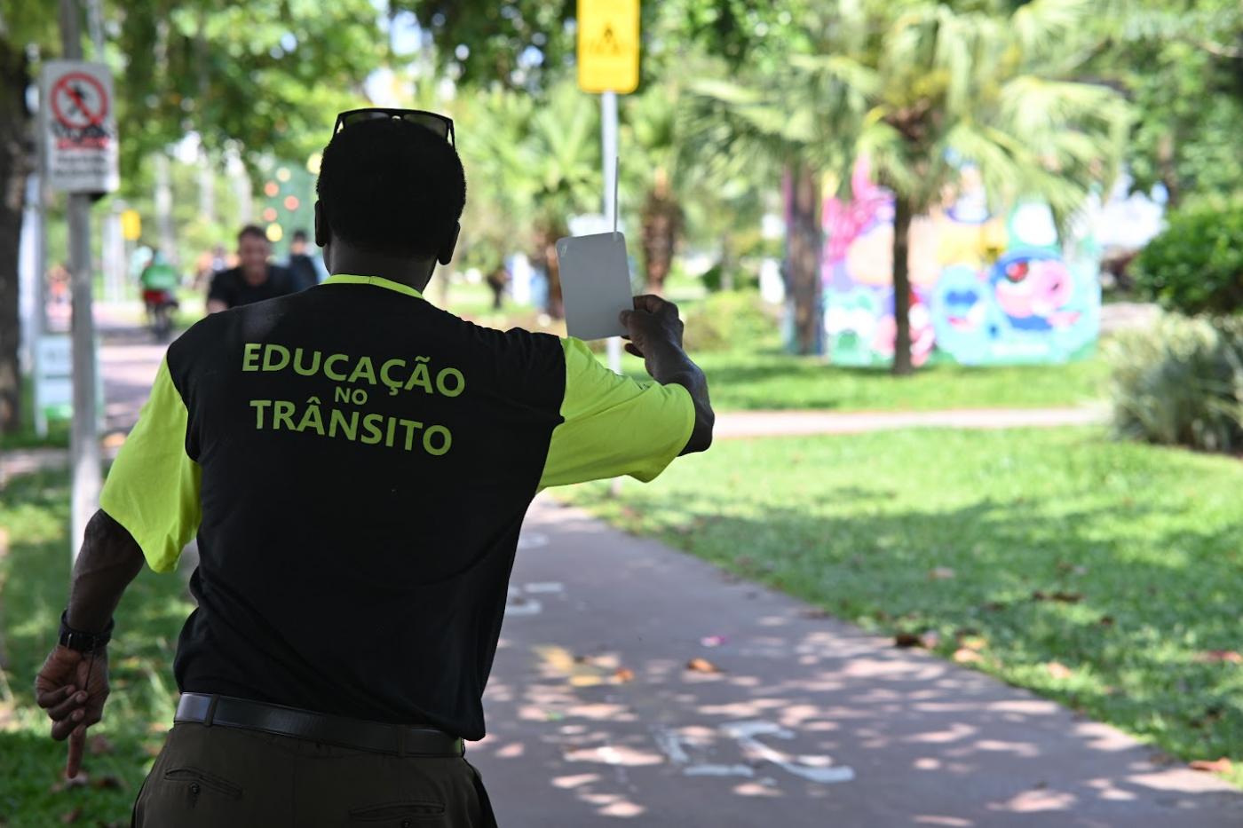 Agente da CET realiza campanha na ciclovia. #Paratodosverem.