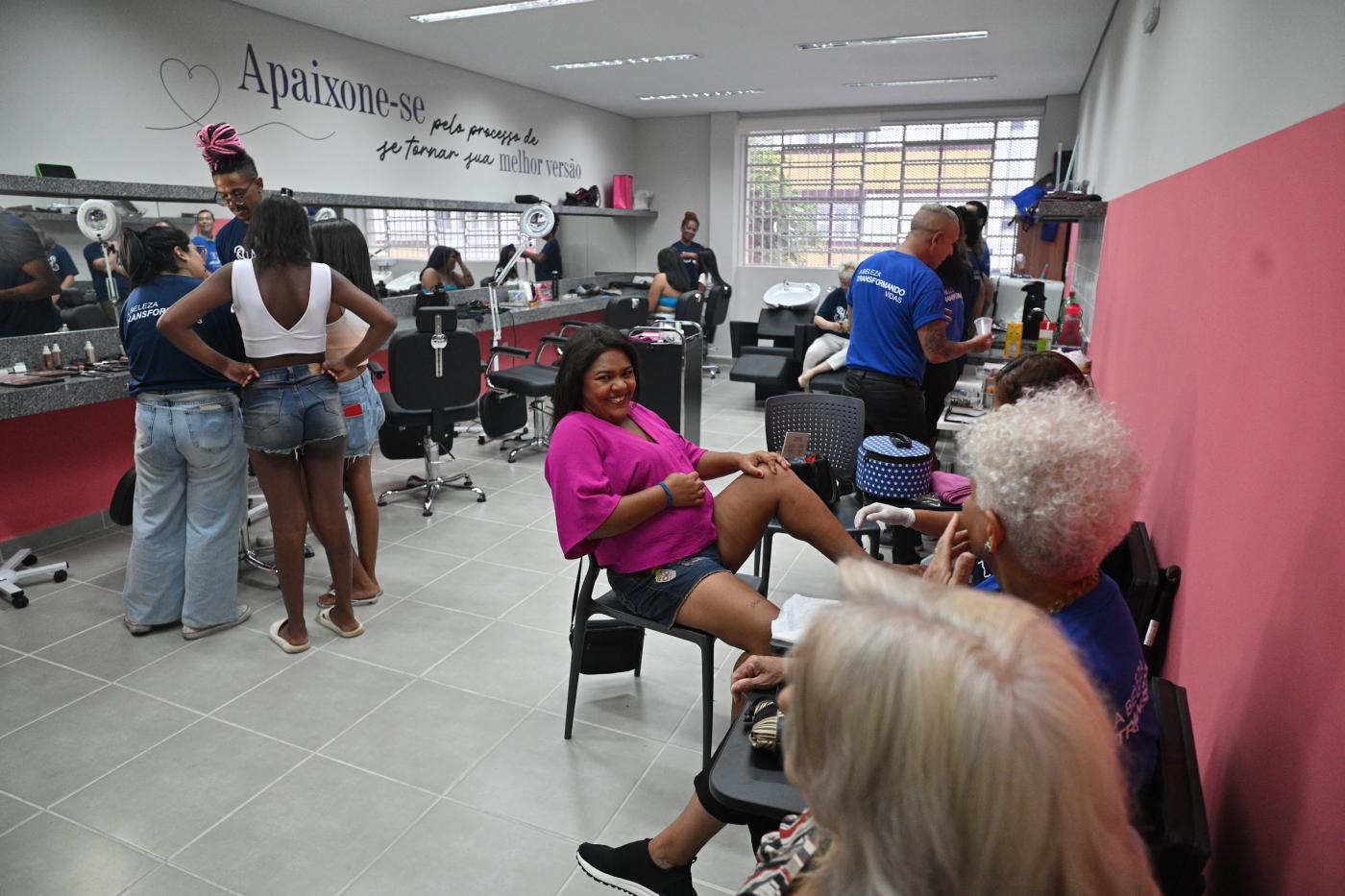 ambiente de salão de beleza com mulheres sendo atendidas. #paratodosverem 