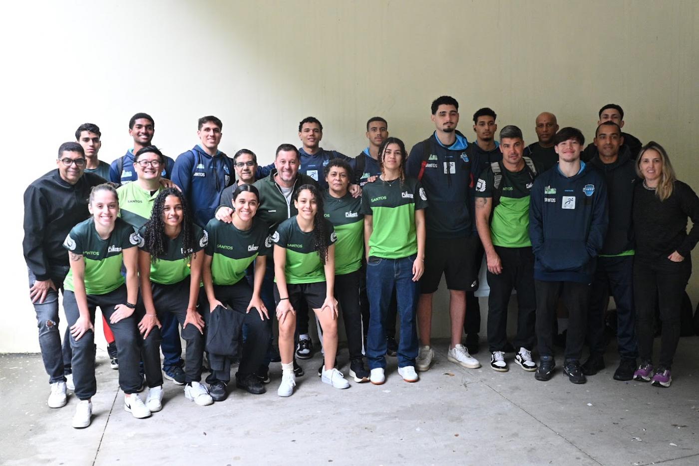 Equipes no embarque para os Jogos Regionais. #Paratodosverem