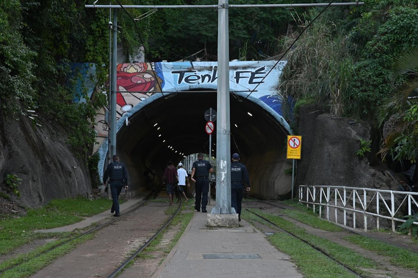 guardas municipais entrando no túnel do vlt. #paratodosverem