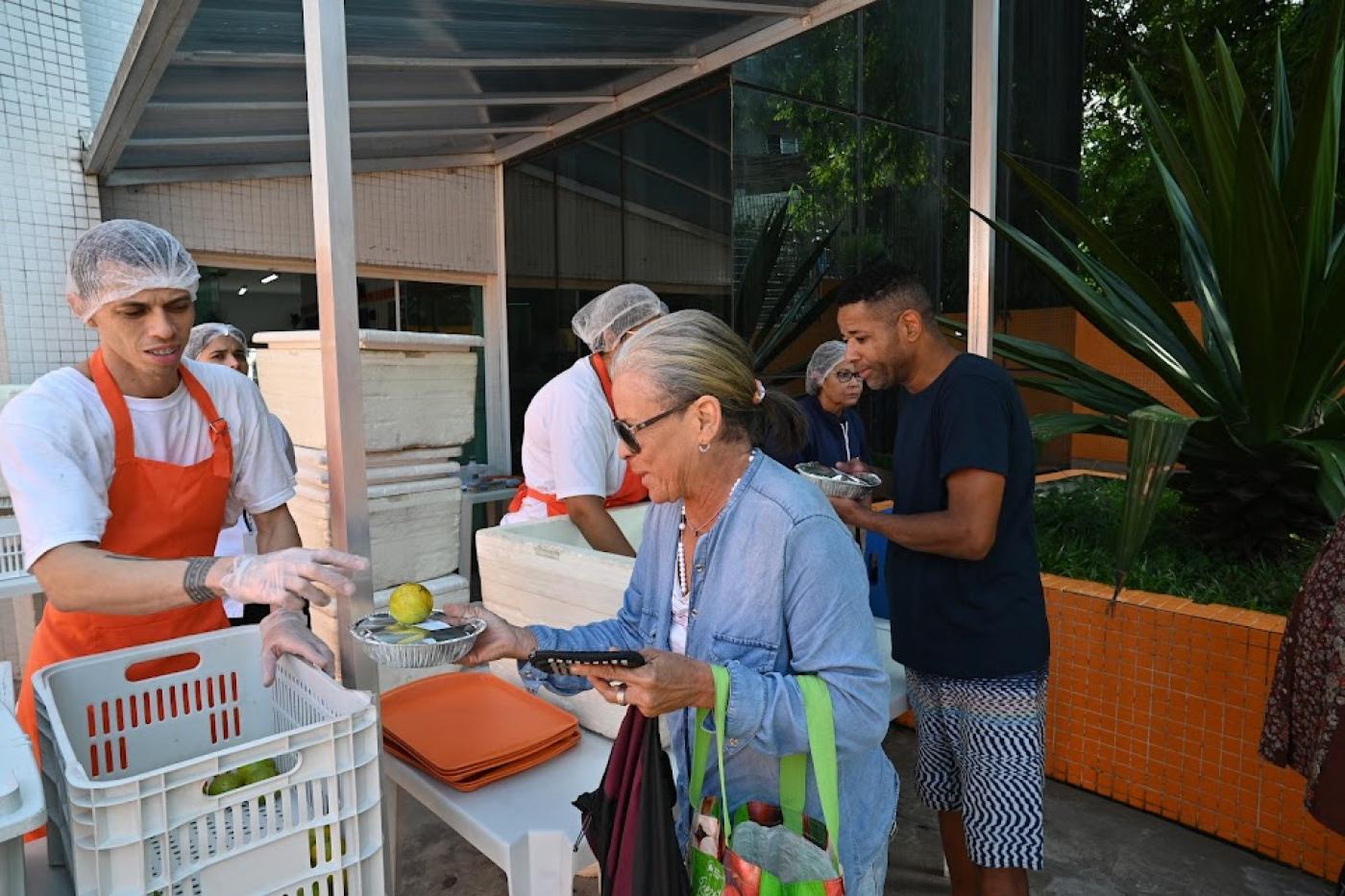 idosa pegando comida #paratodosverem