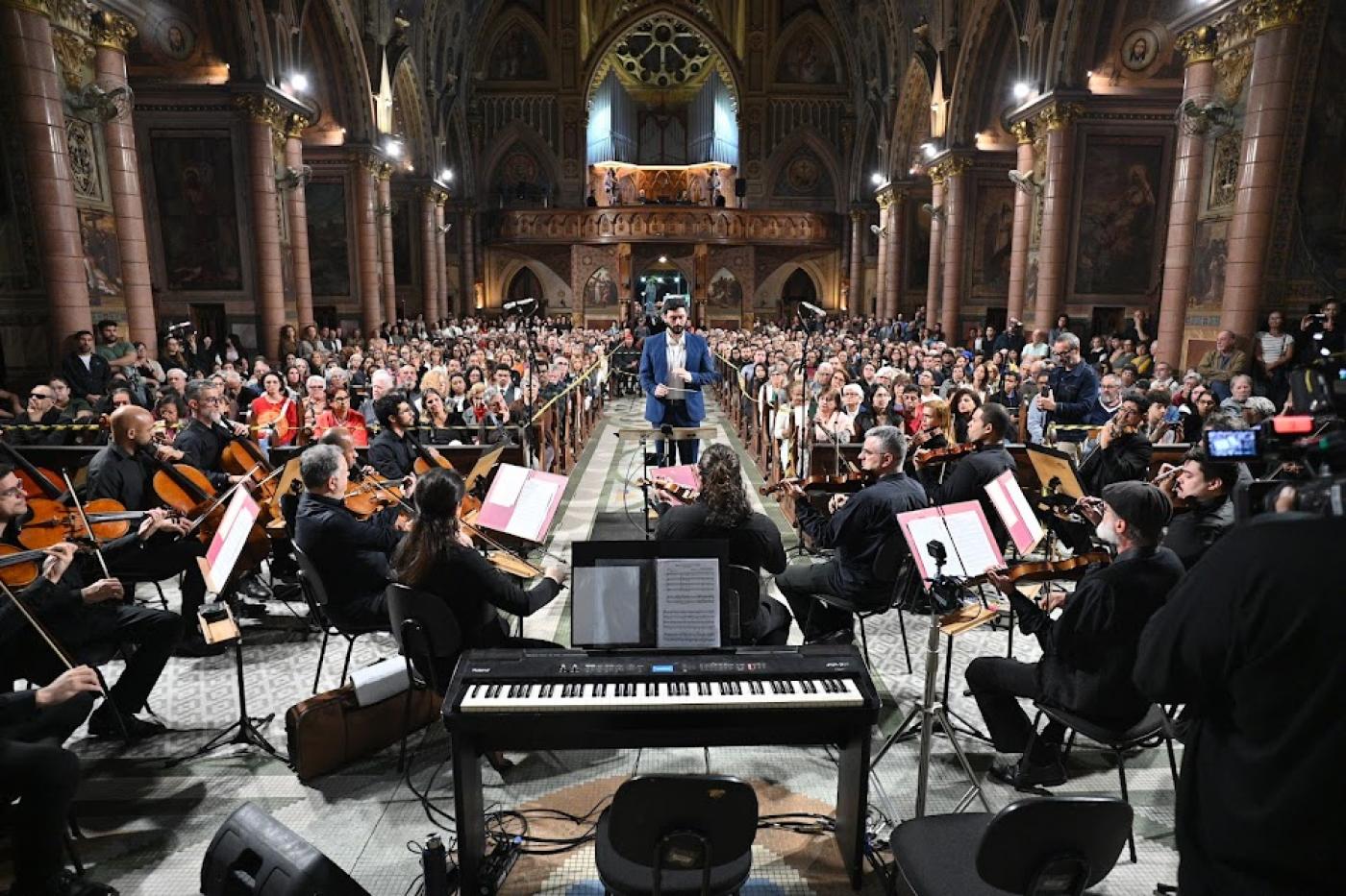 igreja lotada de público em apresentação musical. #paratodosverem