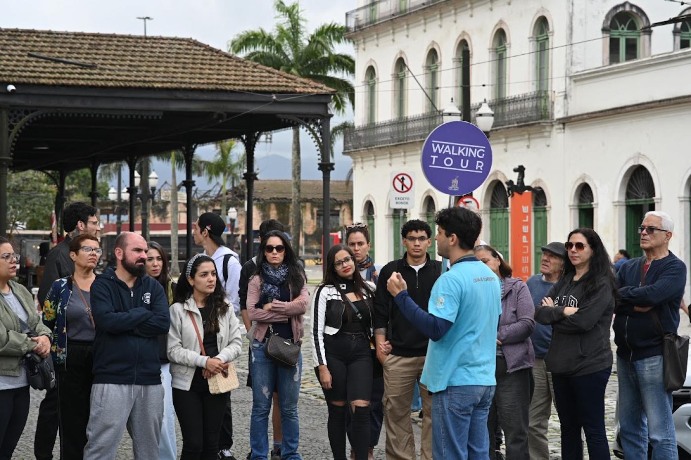 pessoas reunidas para passeio #paratodosverem