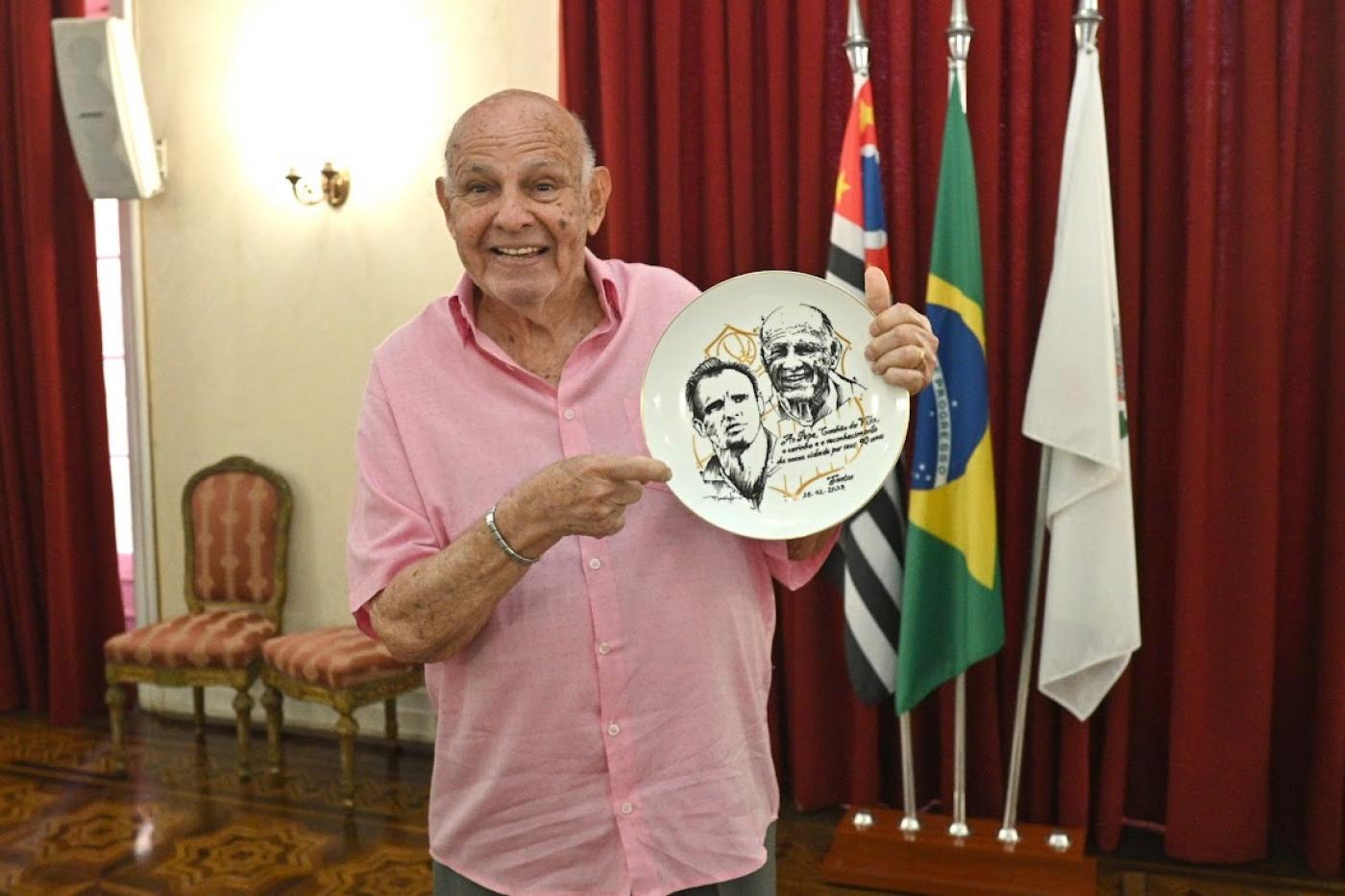 Pepe mostra prato comemorativo com desenho de seu rosto #paratodosverem 