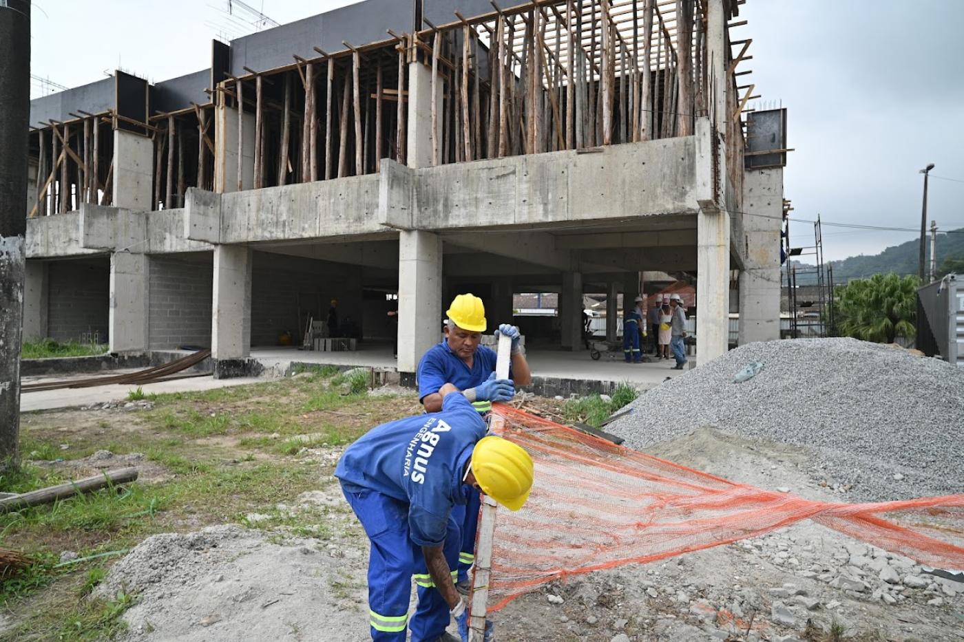 operários atuando na obra #paratodosverem 