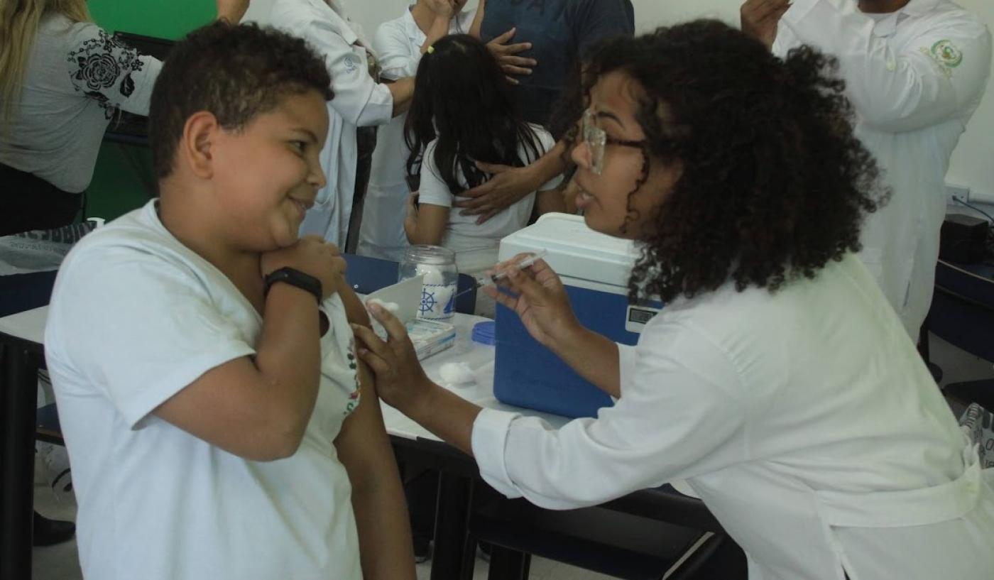 menino é vacinado no braço #paratodosverem 