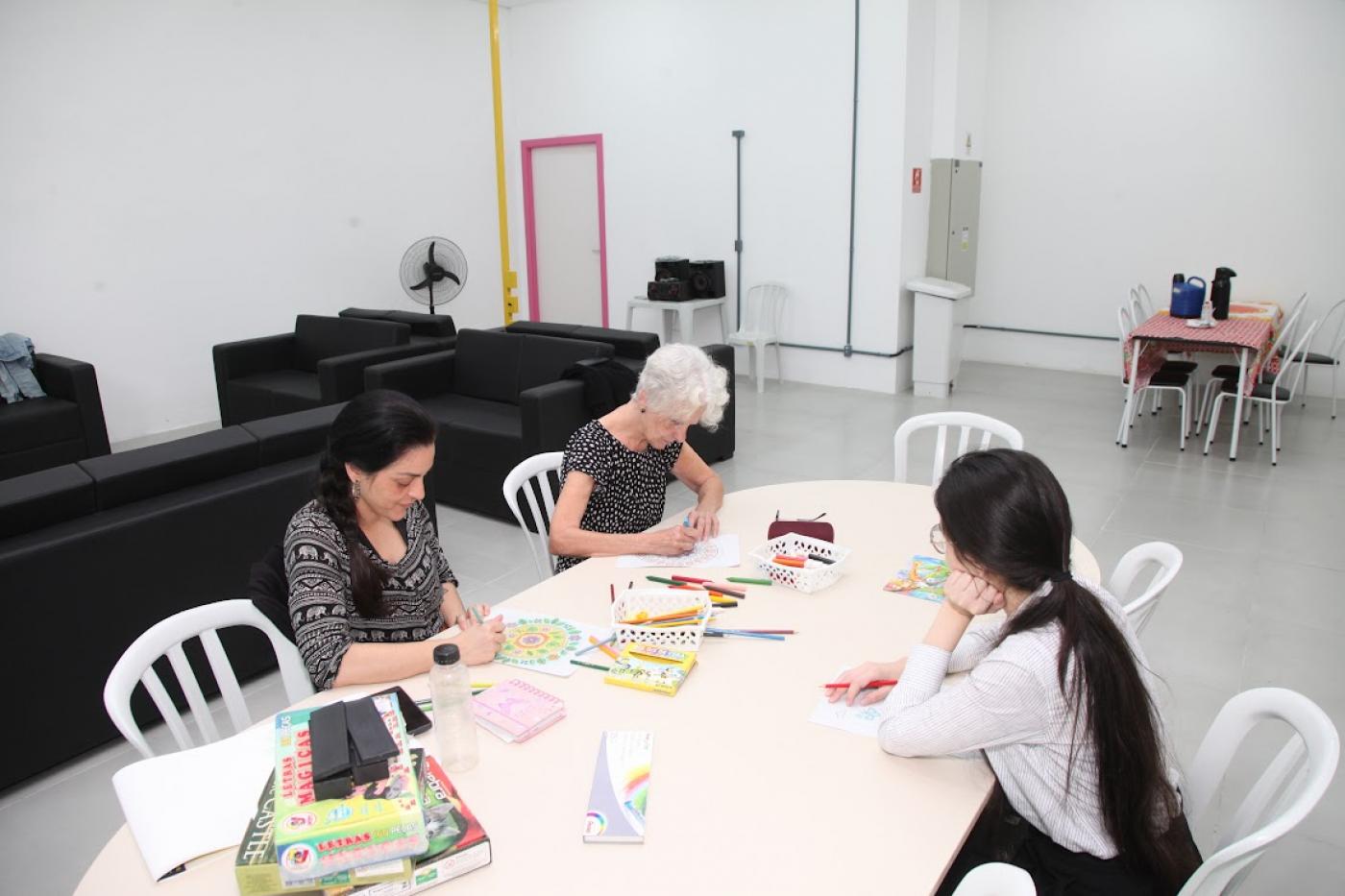 idosa em atividade de pintura #paratodosverem 