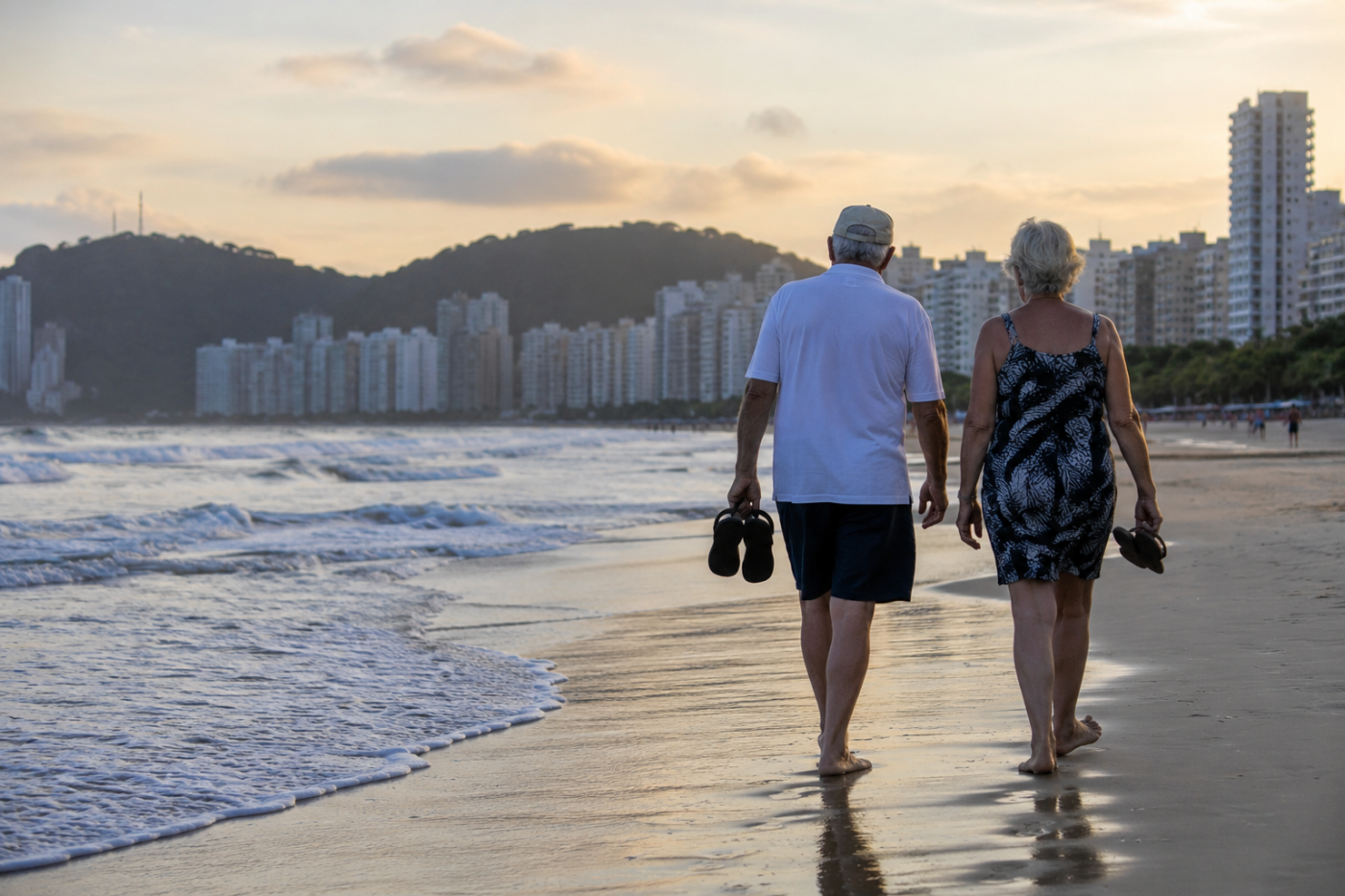 idosos andando na praia #paratodosverem