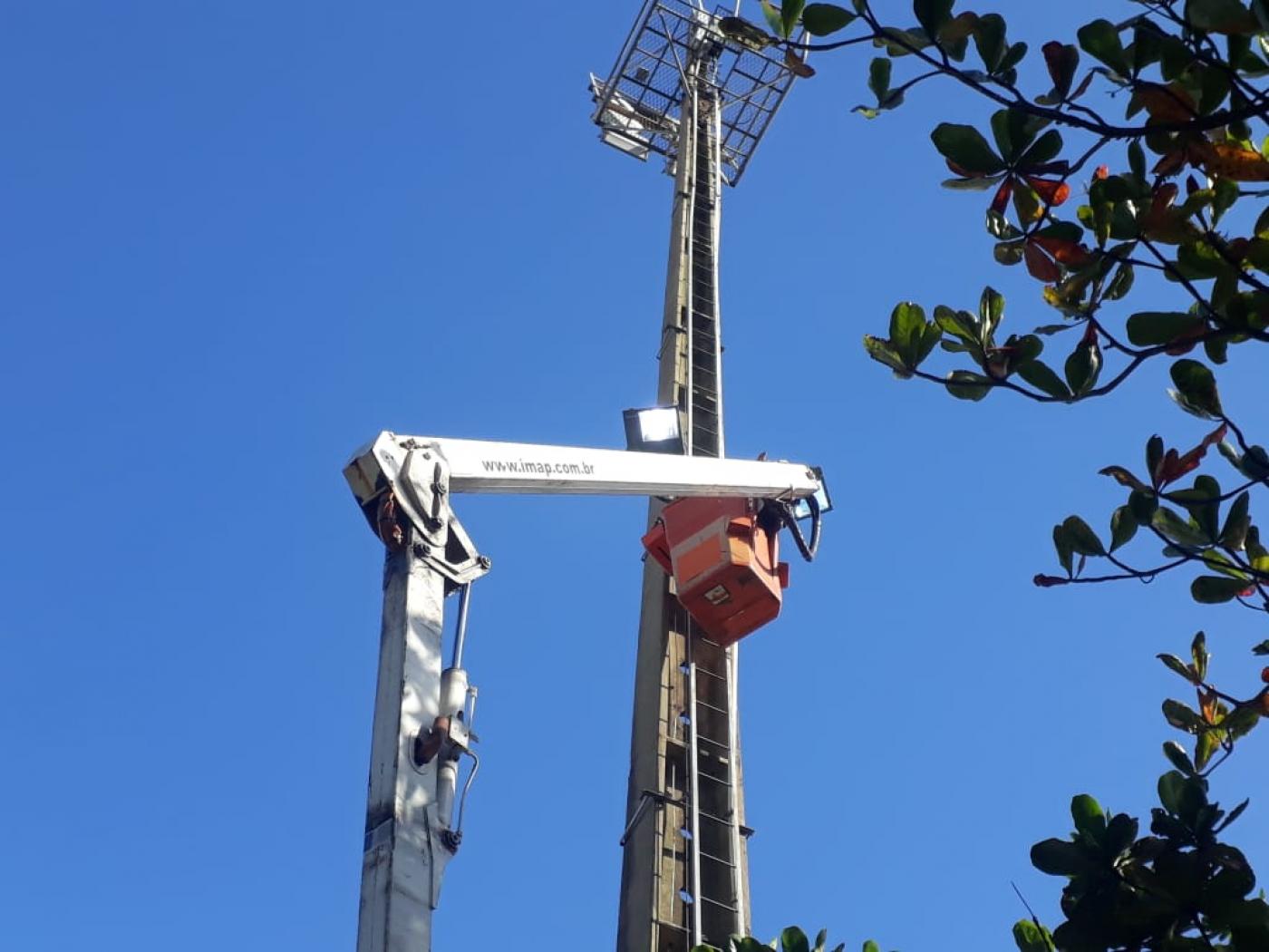 Trabalho em torre de iluminação na praia #paratodosverem