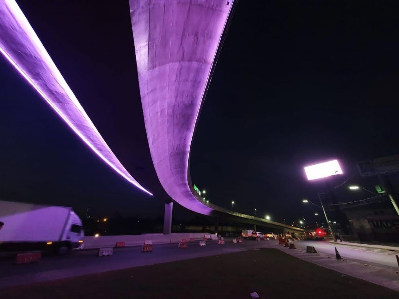 vista geral do viaduto iluminado à noite. #Paratodosverem