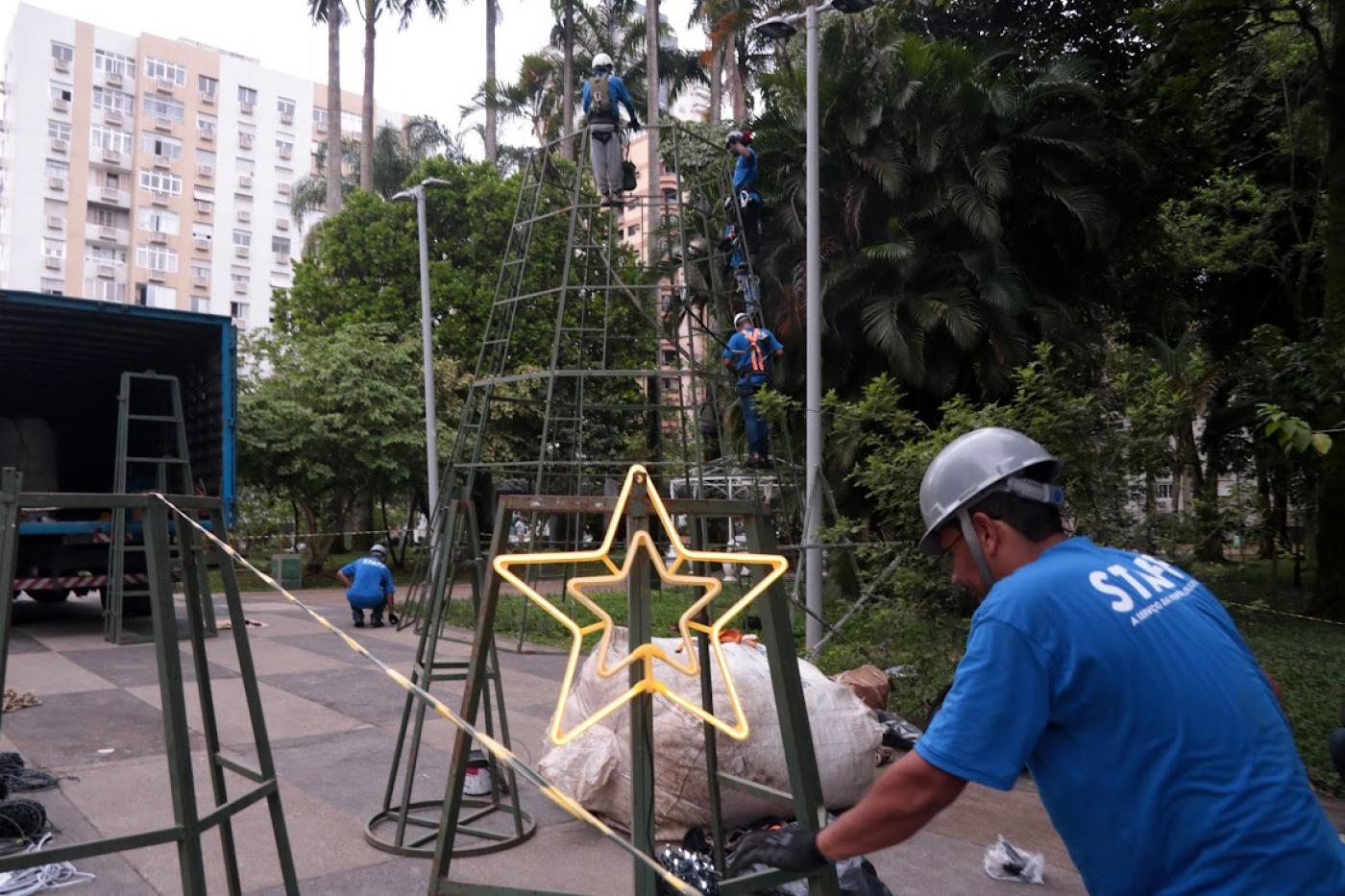 operários montando iluminação #paratodosverem