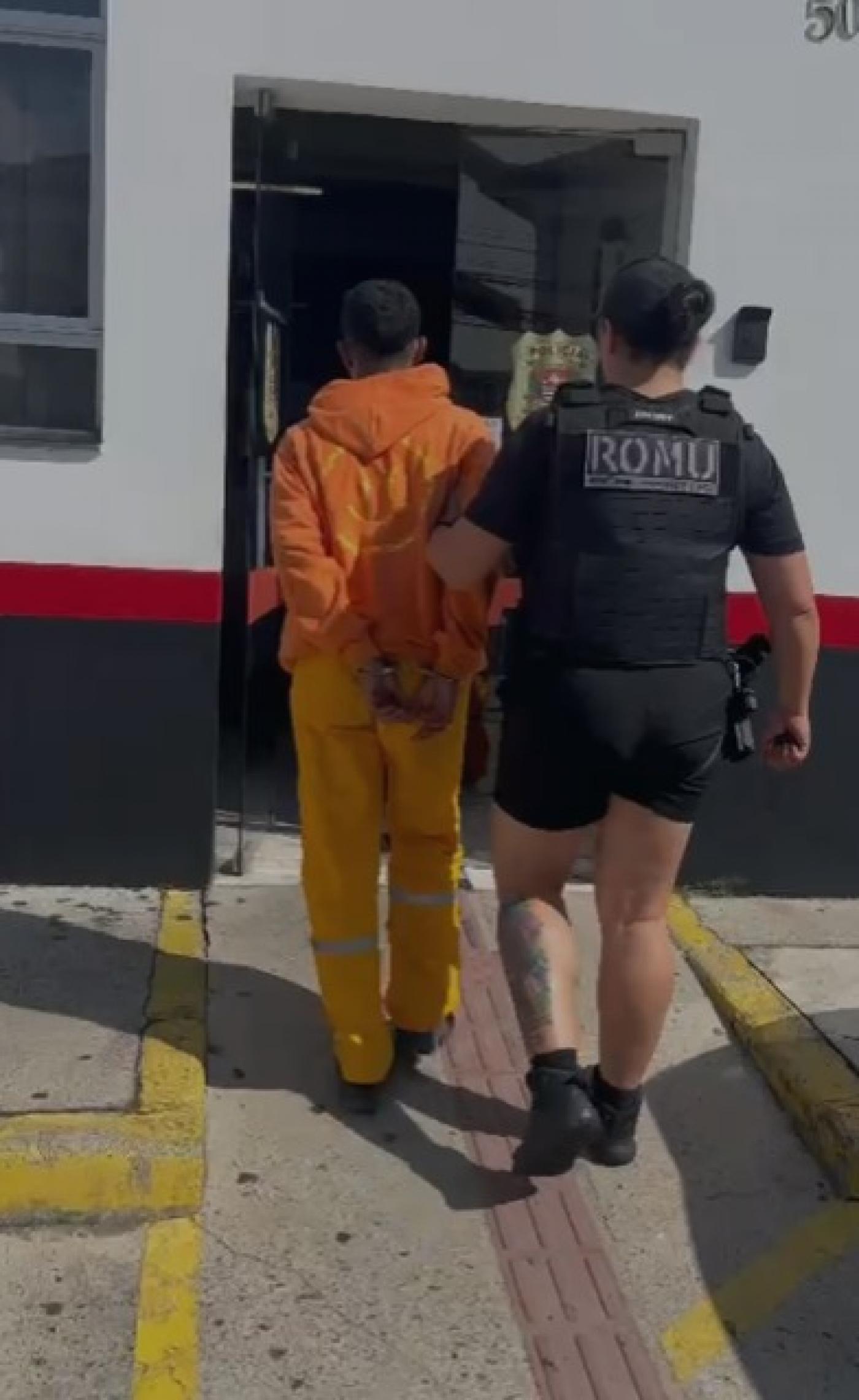 guarda leva preso na delegacia #paratodosverem 