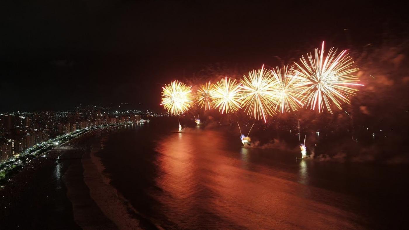 Fotos estourando no céu em Santos #paratodosverem