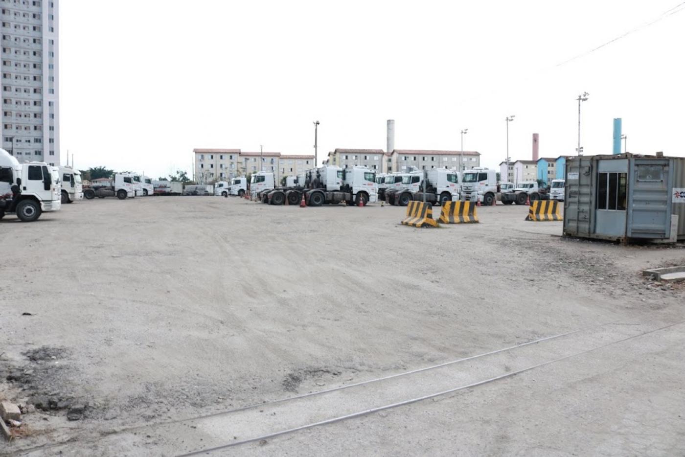 Caminhões estacionados no terreno que vai abrigar as moradias. #pracegover