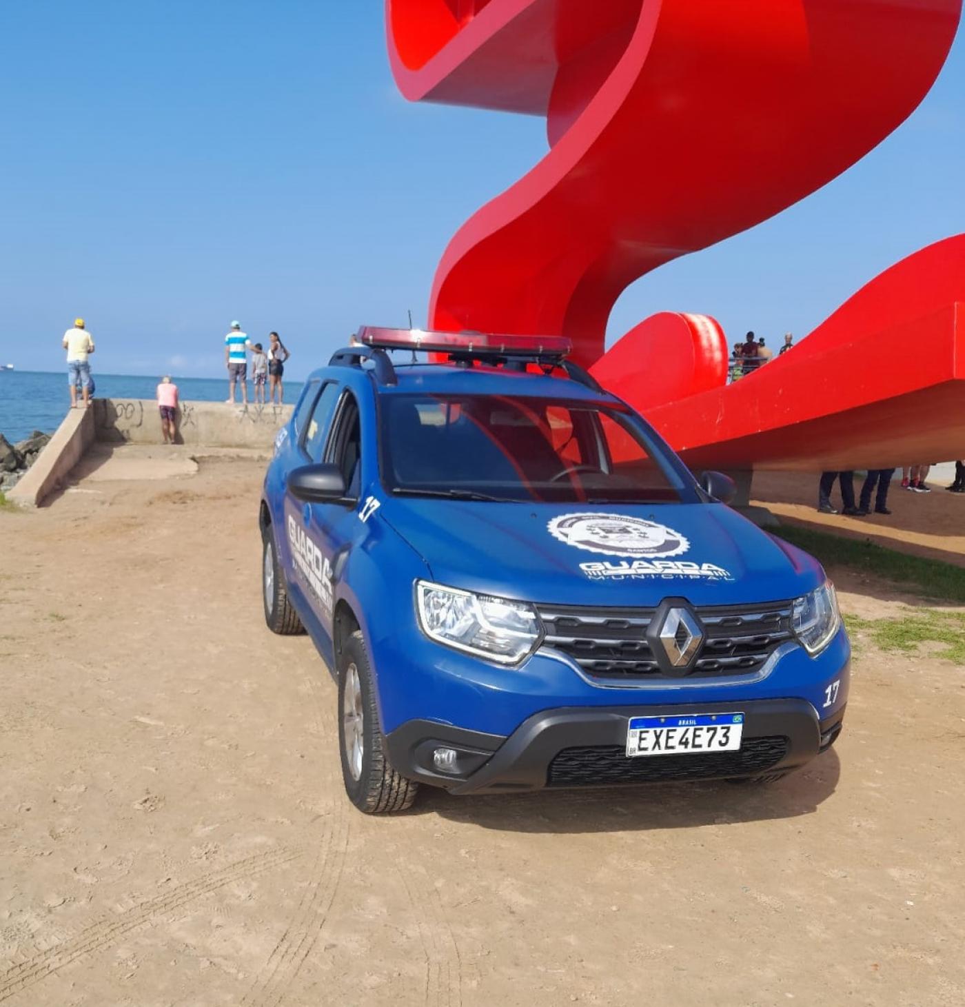 viatura da guarda municipal ao lado de monumento no Novo quebra-mar. #paratodosverem 