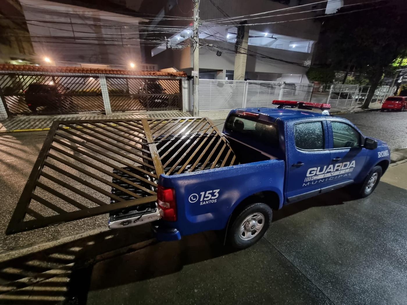 viatura da guarda municipal com portão na caçamba. #paratodosverem