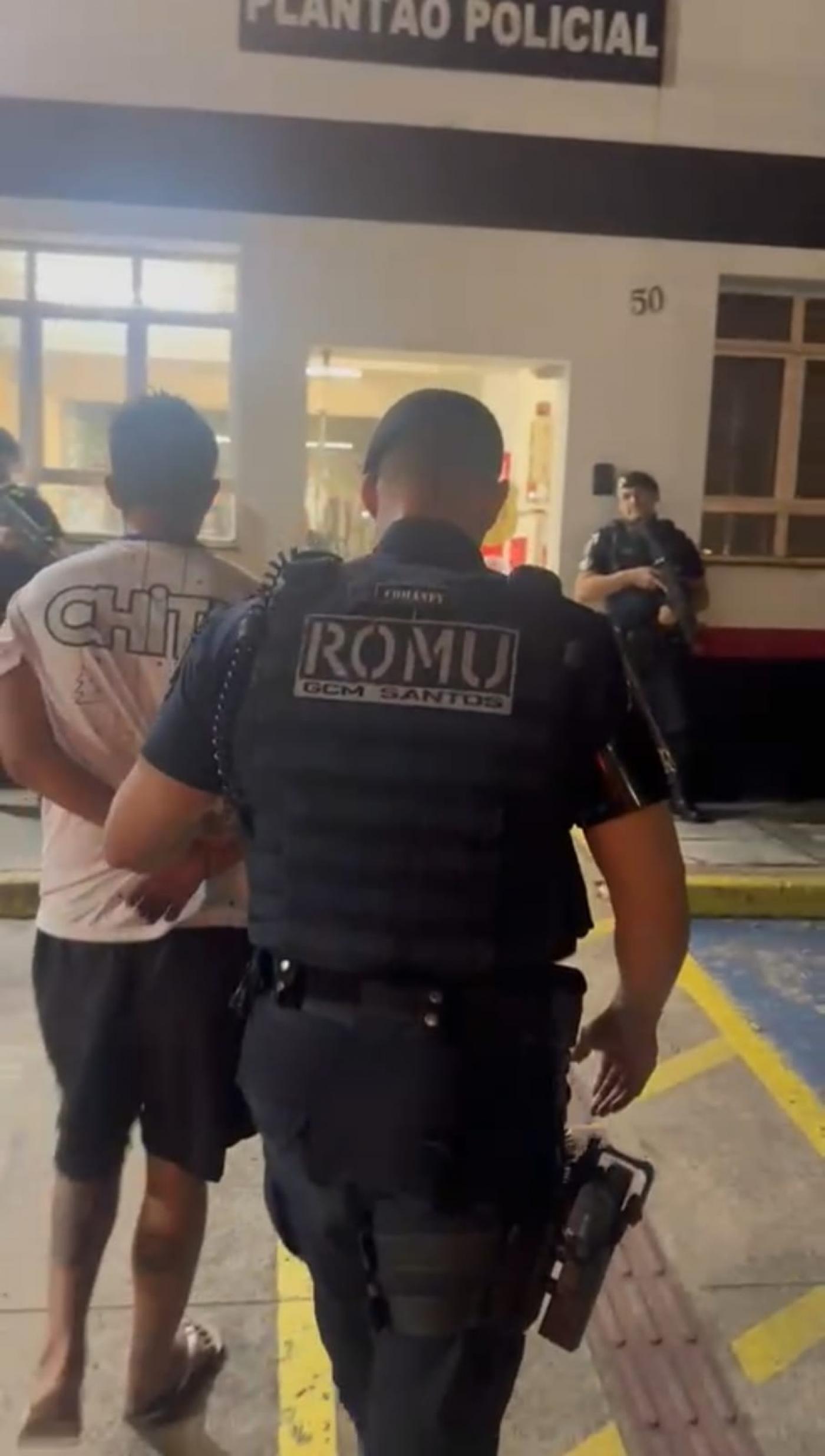 homem é conduzido por guarda municipal. #paratodosverem