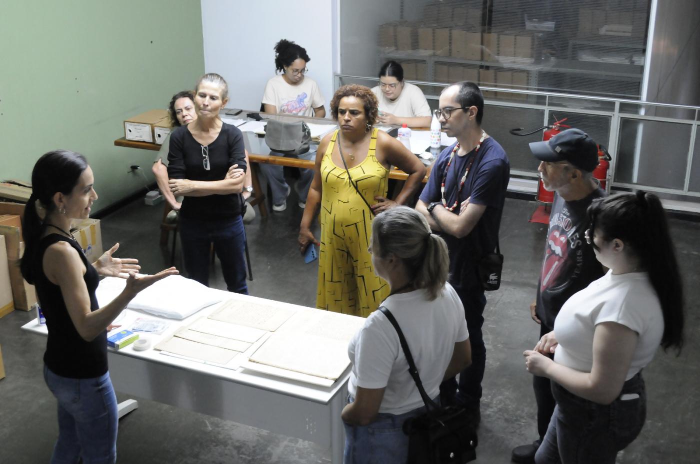 pessoas olhando para mulher que dá explicações #paratodosverem 