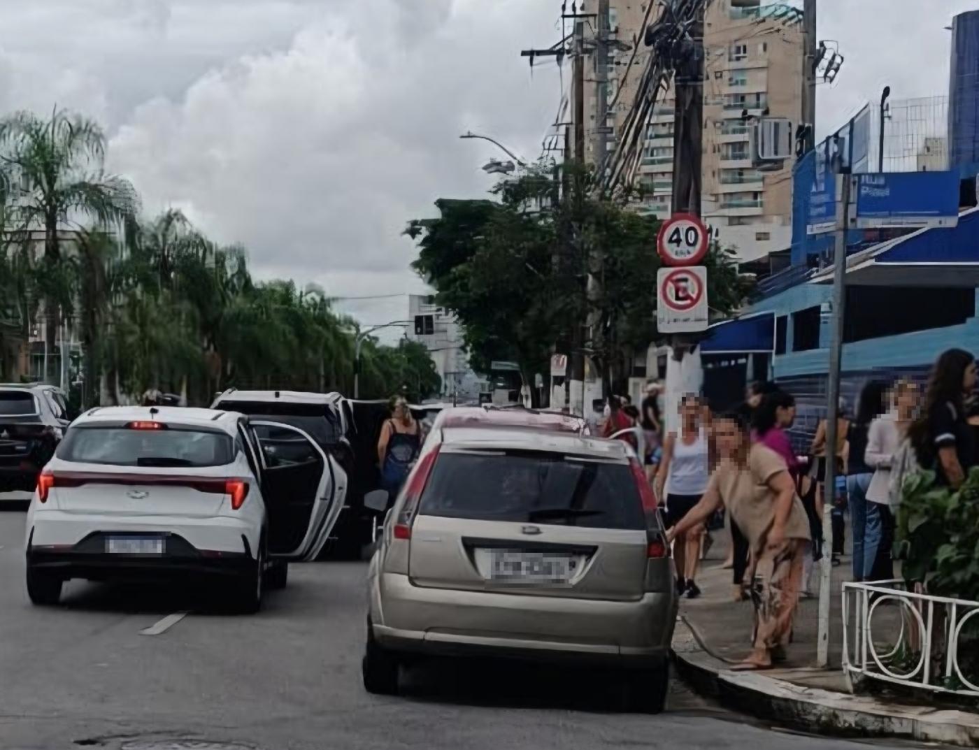 pessoas na porta de escola em fila dupla #paratodosverem