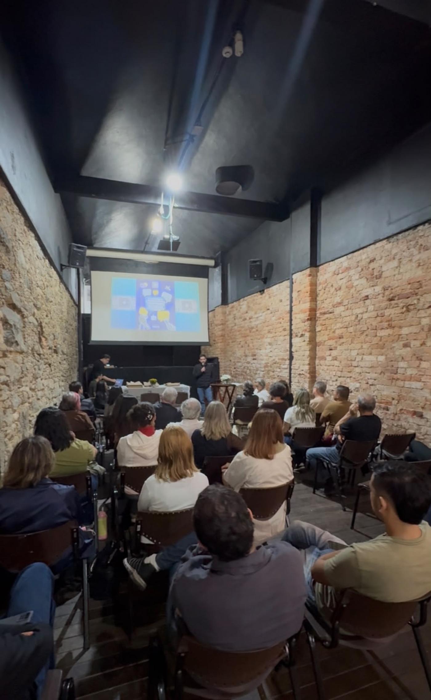 pessoas assistem palestra. #paratodosverem