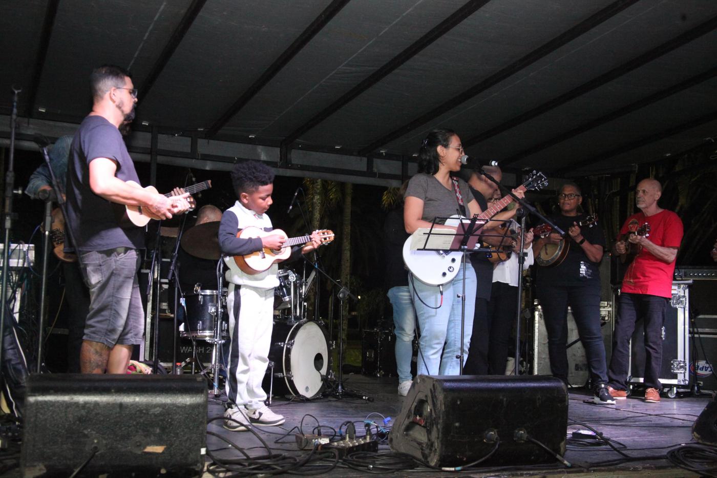 Músicos profissionais e estudantes se reuniram na Fonte do Sapo #paratodosverem
