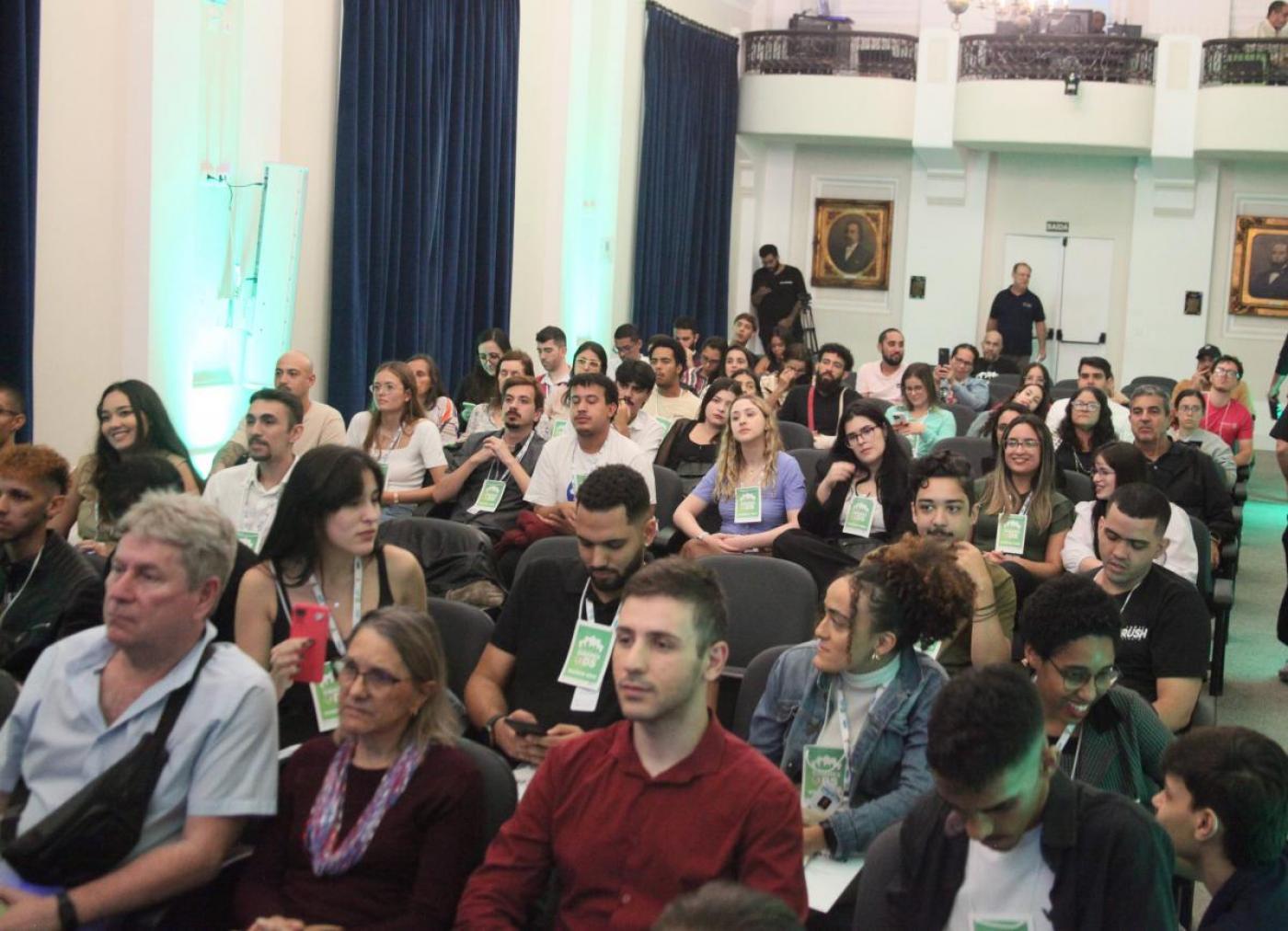 jovens reunidos em encontro. #paratodosverem 