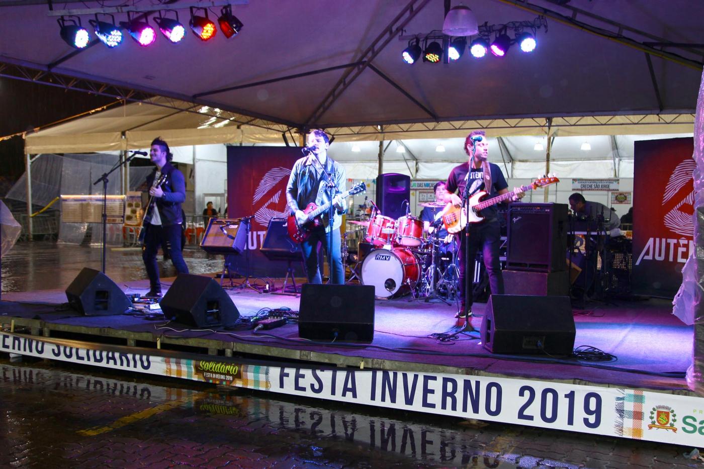 banca toca no palco do festival #pracegover 