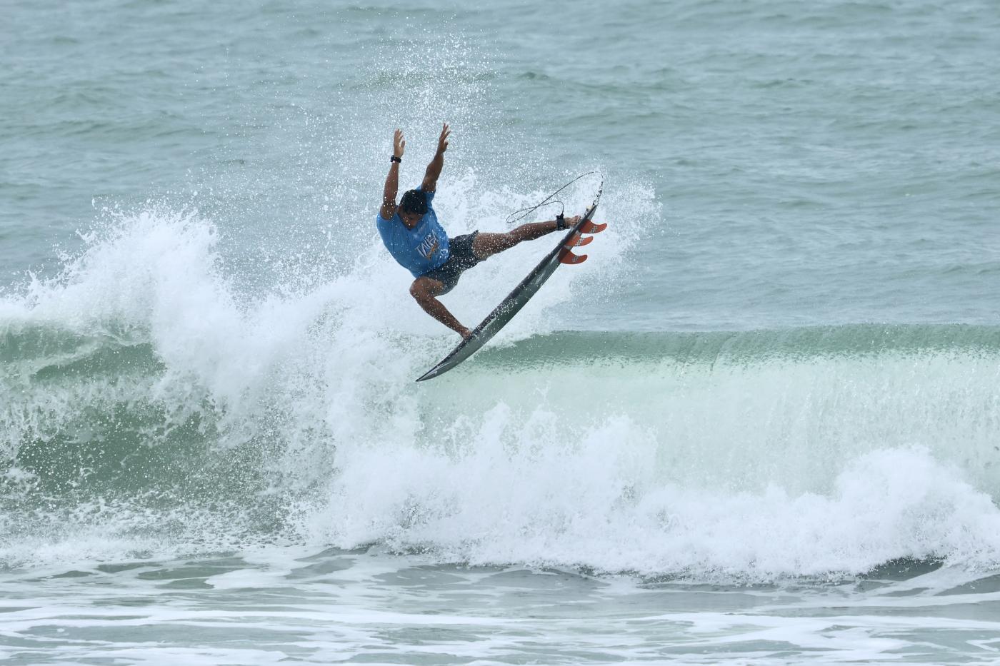 surfista faz manobra pulando em onda #paratodosverem