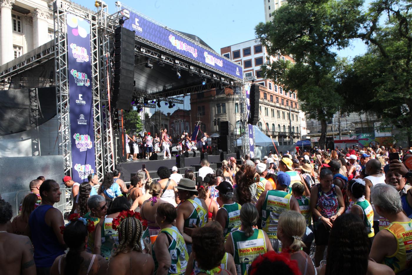 publico aprecia apresentação em palco na Praça Mauá #paratodosverem