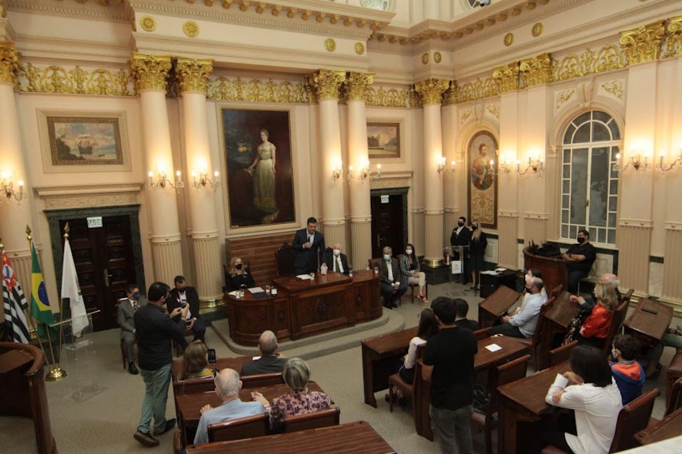 Sala Princesa Isabel com várias pessoas sentadas #paratodosverem