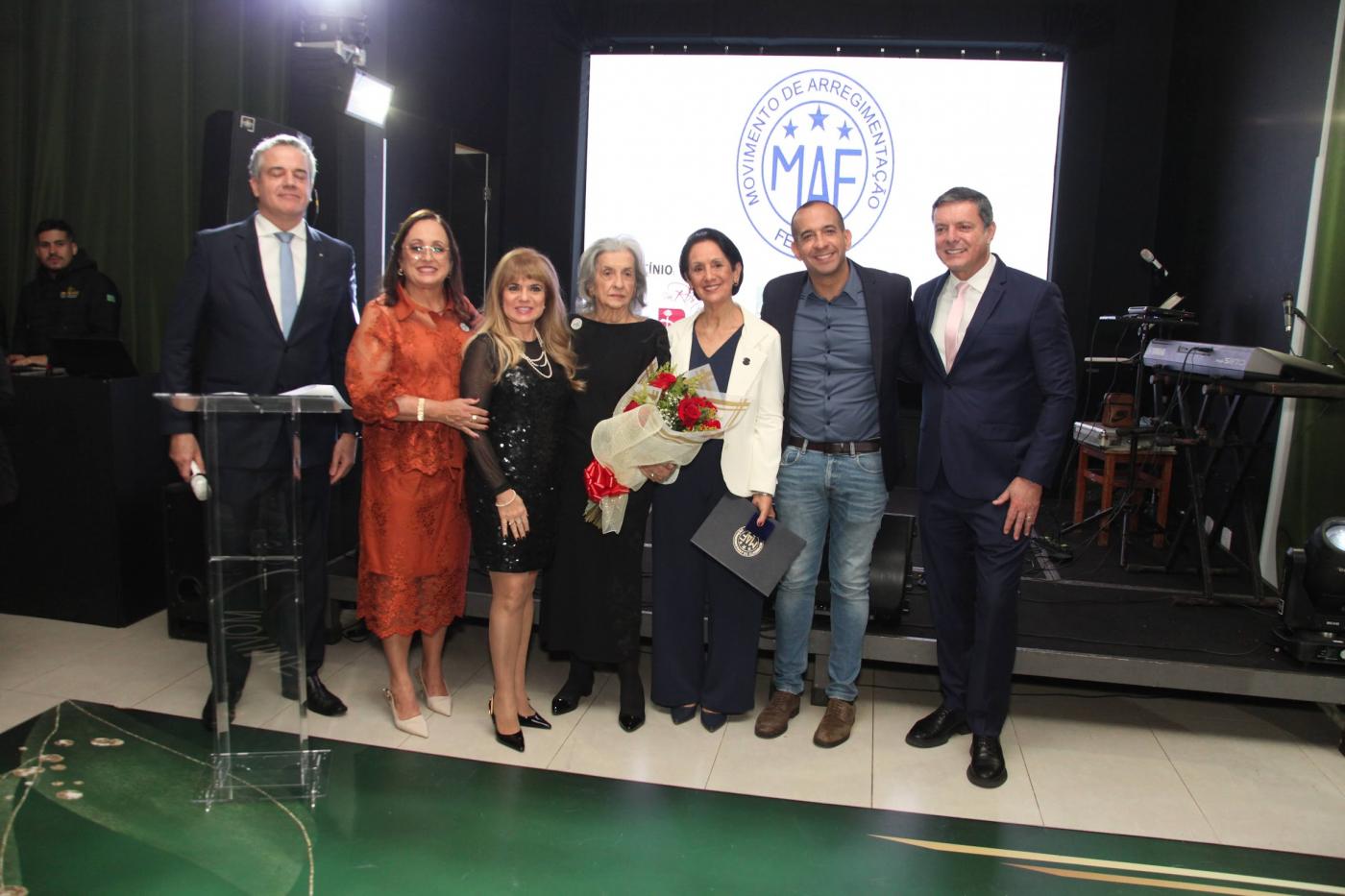 a presidente do fss posa para foto ao lado de seis pessoas. #paratodosverem