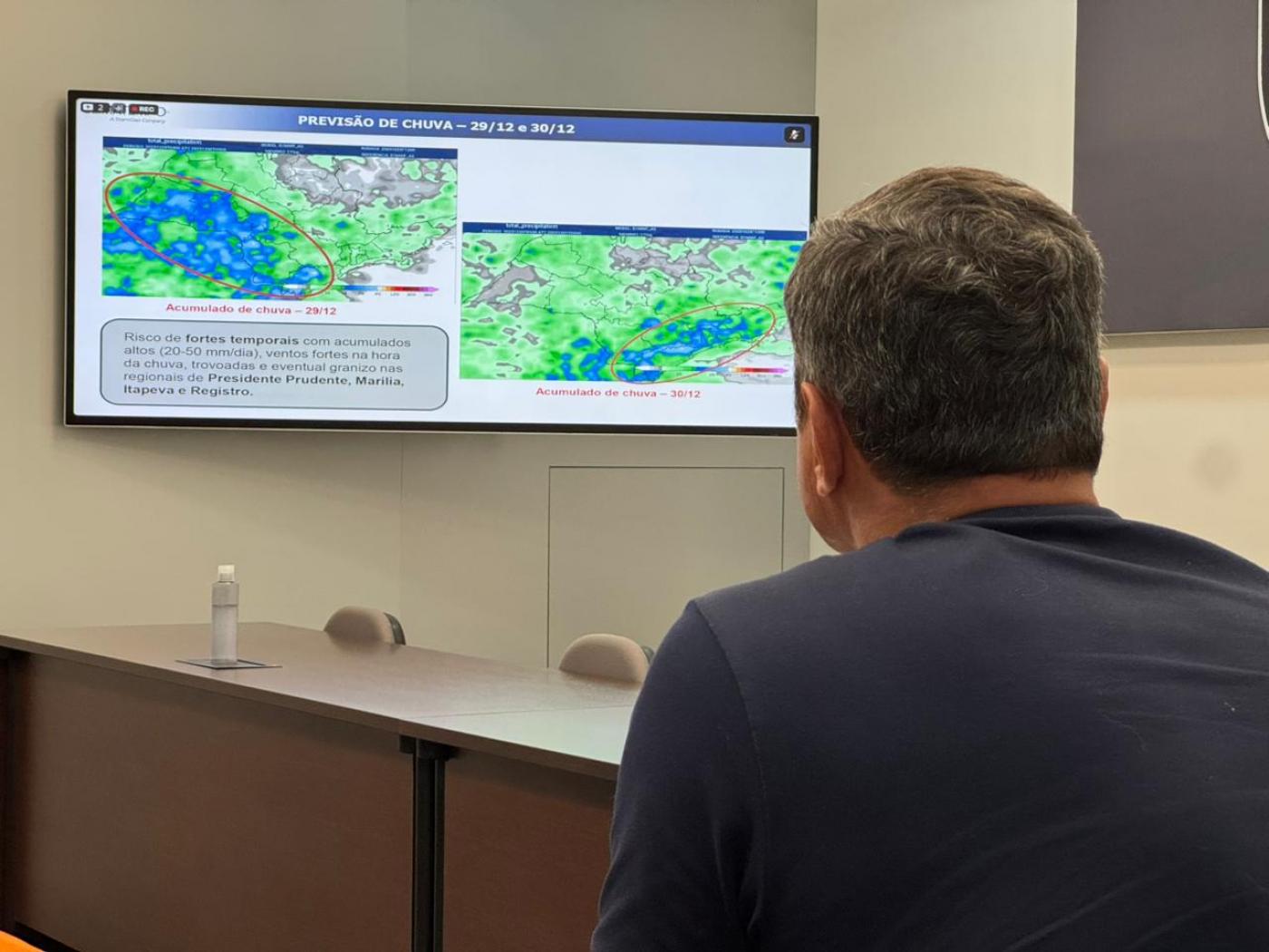 prefeito olha mapa com previsões #paratodosverem