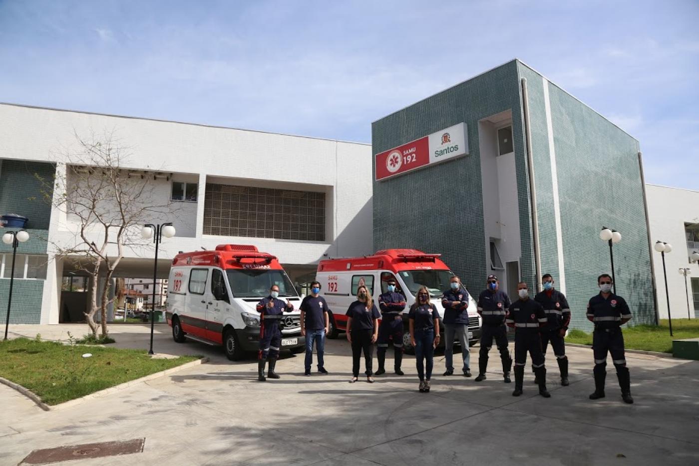 equipe do Samu posa na frente da base #paratodosverem 