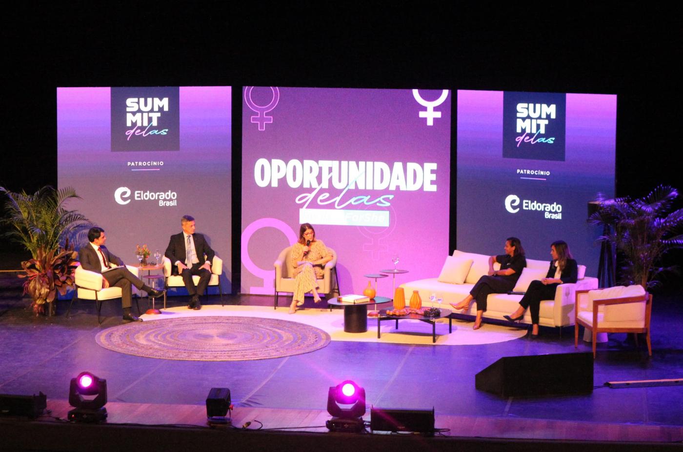 Palco do debate Summit Delas. #Paratodosverem