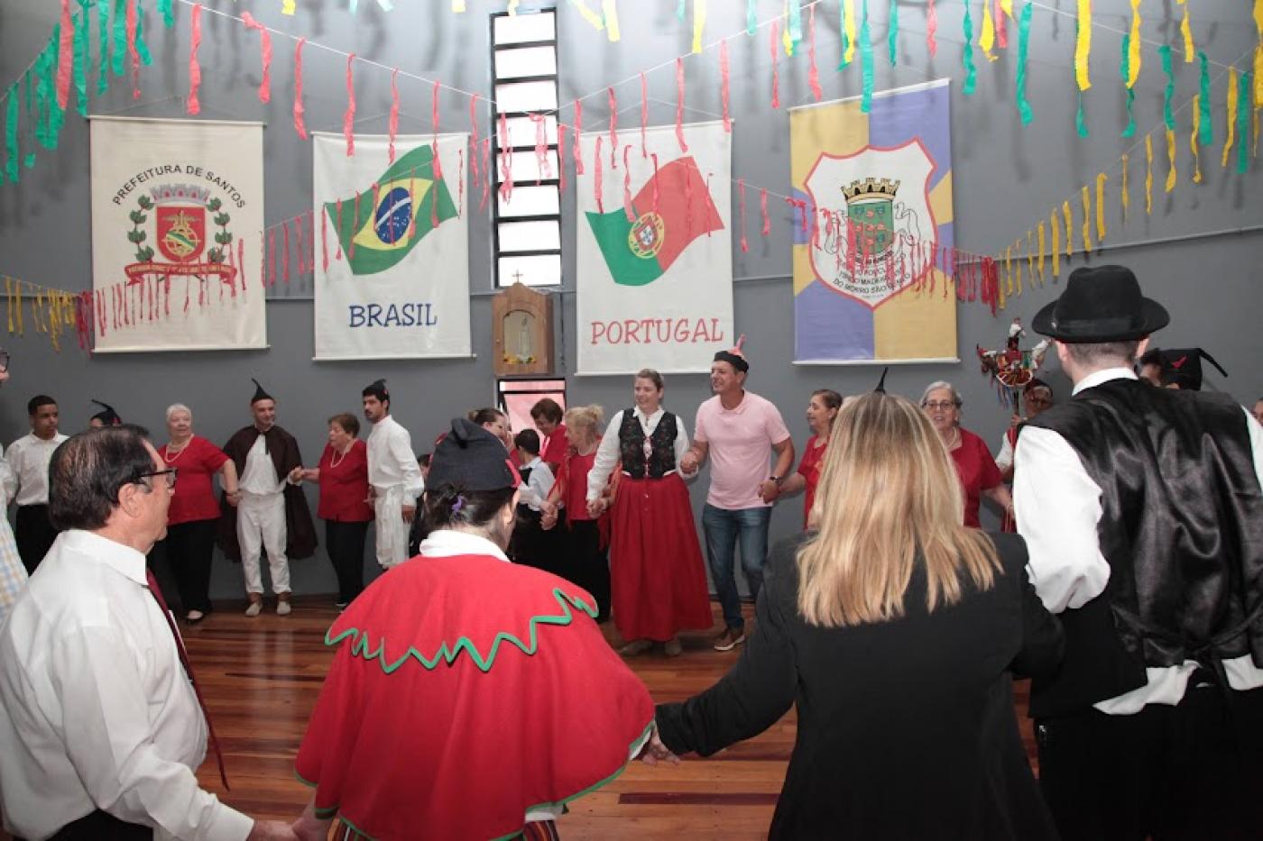 pessoas dançando em círculo #paratodosverem