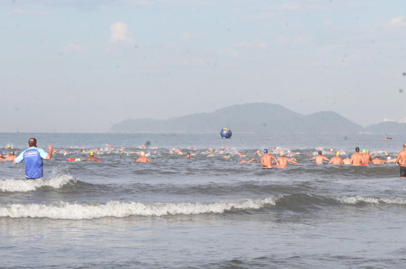 nadadores se lançam ao mar #paratodosverem