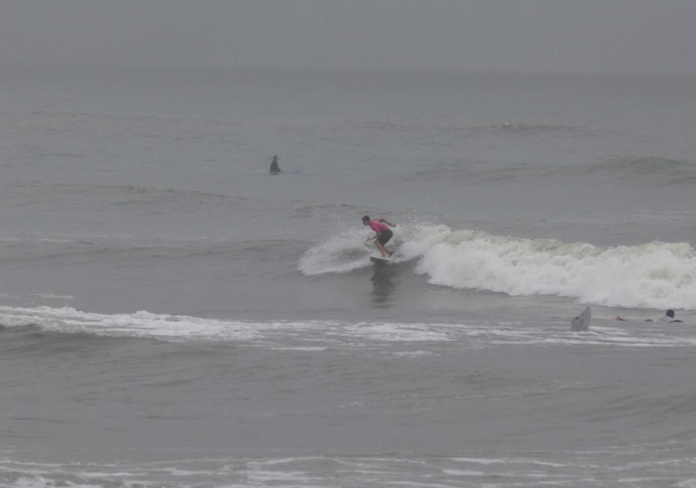 surfista sobre onda. #paratodosverem