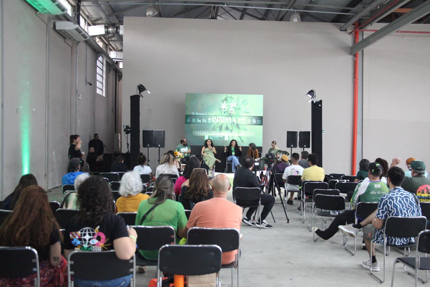 participantes assistem à palestra #paratodosverem