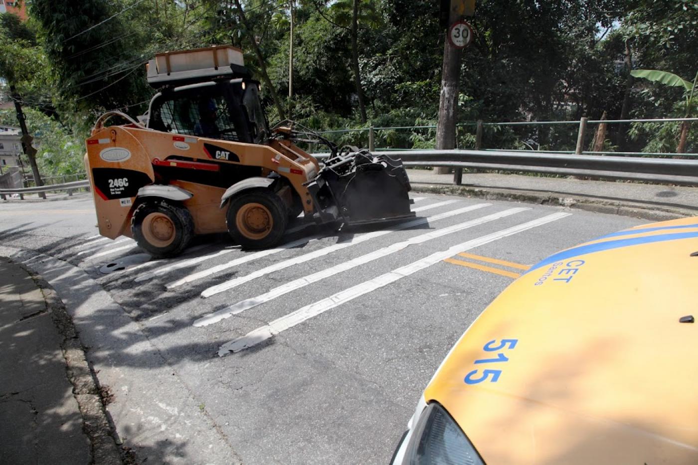 minicarregadeira realiza serviço em via do morro #paratodosverem