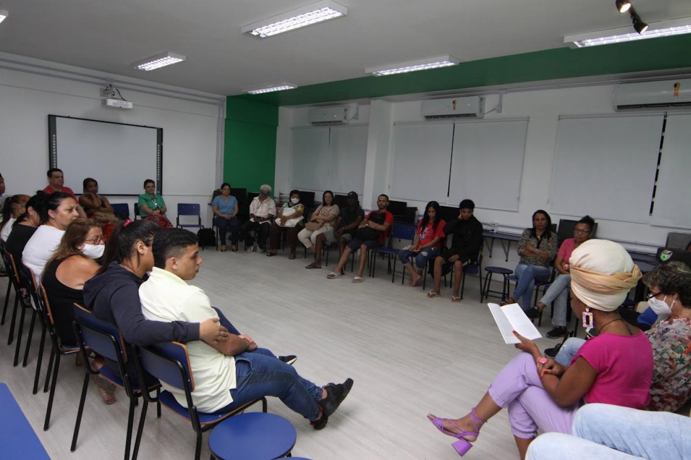 pessoas em círculo durante a leitura #paratodosverem 