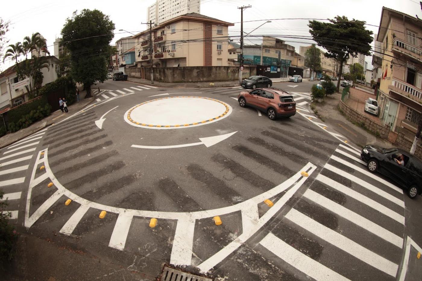 Carro circula por rotatória #paratodosverem