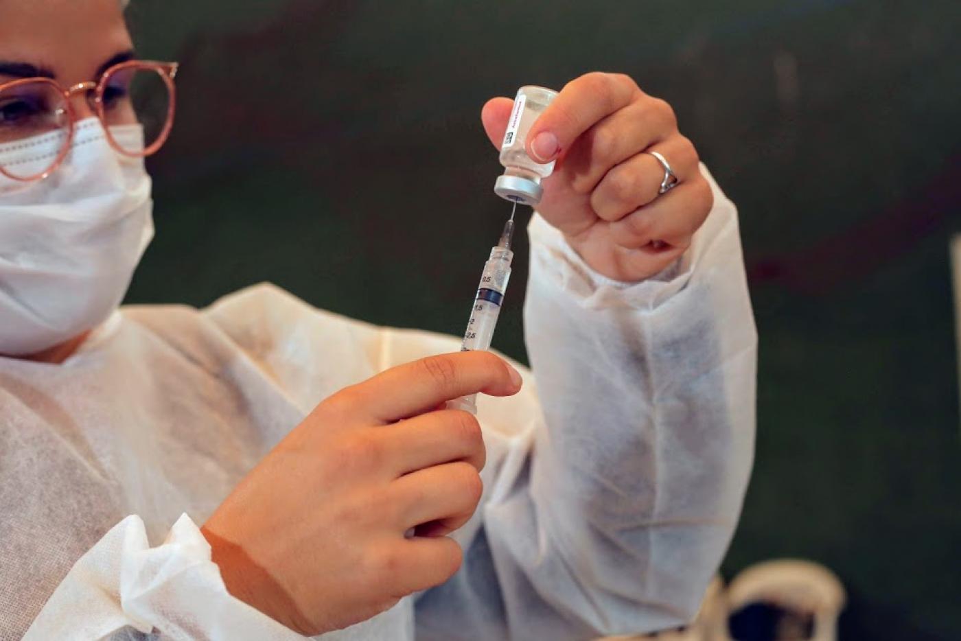 enfermeira prepara seringa para vacinar #paratodosverem 