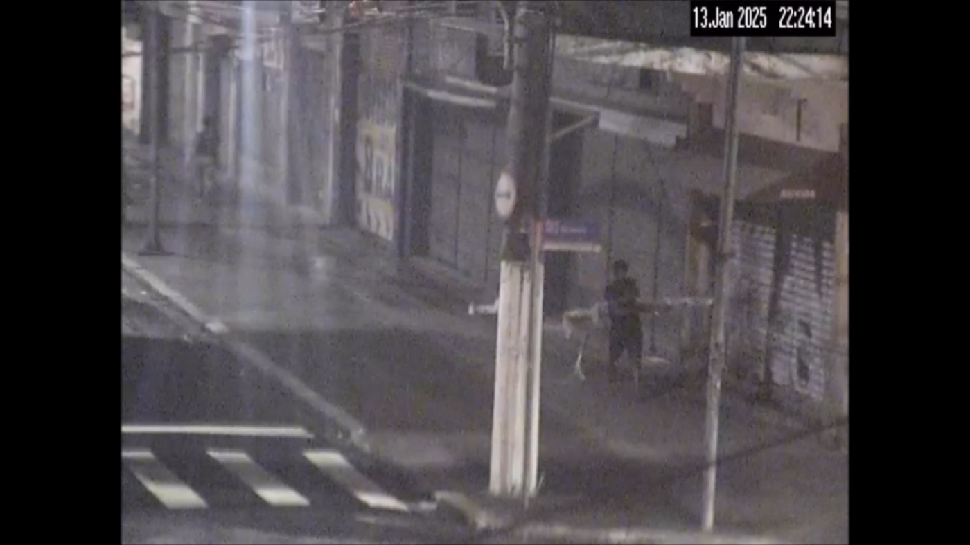 imagem mostra homem na rua após o furto #paratodosverem